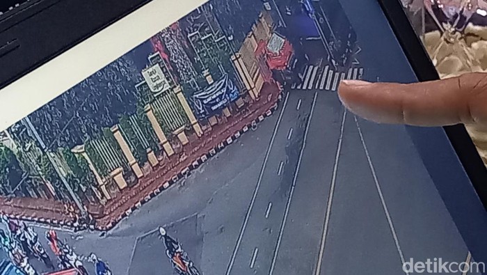 Foto rekaman CCTV yang merekam aksi pelaku pencurian barikade atau barrier besi milik Dishub Solo. Foto diambil Rabu (4/1/2023).