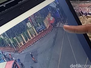 Terekam CCTV! Maling Gasak Barikade Besi Jalan di Solo Saat Siang Bolong