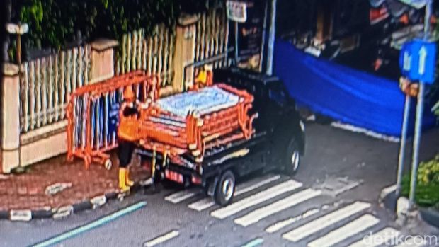Foto rekaman CCTV yang merekam aksi pelaku pencurian barikade atau barrier besi milik Dishub Solo. Foto diambil Rabu (4/1/2023).