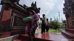 Suasana Khidmat Perayaan Galungan di Pura Segara Kenjeran Surabaya