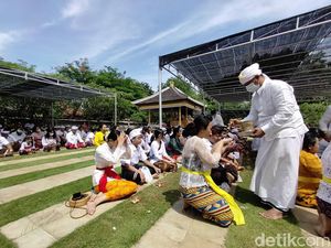 Suasana Khidmat Perayaan Galungan di Pura Segara Kenjeran Surabaya