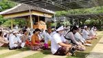 Suasana Khidmat Perayaan Galungan di Pura Segara Kenjeran Surabaya