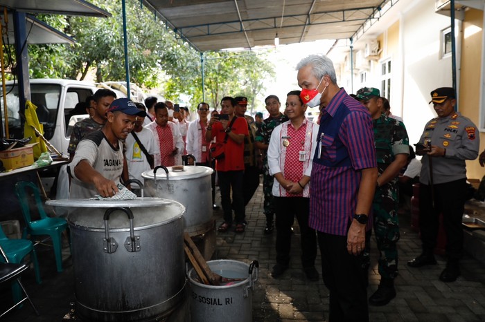 Ganjar Cek Dapur Umum di Pekalongan