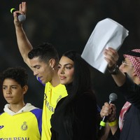 Cristiano Ronaldo resmi dikenalkan sebagai pemain baru klub sepakbola Arab Al Nassr dalam sebuah perhelatan meriah yang digelar di Mrsool Park Stadium, Riyadh, pada Selasa (3/1/2023). Tak sendiri, ia datang bersama sang kekasih, Georgina Rodríguez, dan keempat anak mereka. (Foto: AFP via Getty Images/FAYEZ NURELDINE)