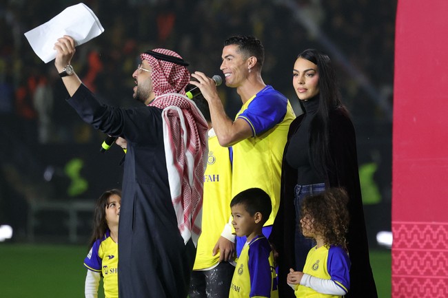 Anak-anak Ronaldo dan Georgina tak mau kalah gaya. Mereka tampil kompak dengan jersey Al Nassr yang didominasi warna kuning mencolok untuk mendukung ayah mereka. (Foto: AFP via Getty Images/FAYEZ NURELDINE)