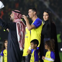 Anak-anak Ronaldo dan Georgina tak mau kalah gaya. Mereka tampil kompak dengan jersey Al Nassr yang didominasi warna kuning mencolok untuk mendukung ayah mereka. (Foto: AFP via Getty Images/FAYEZ NURELDINE)