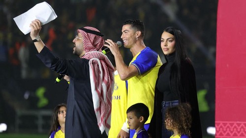 Al-Nassrs new Portuguese forward Cristiano Ronaldo (C), his partner Georgina Rodriguez (2nd-L) and his children stand on the stage during his unveiling at the Mrsool Park Stadium in the Saudi capital Riyadh on January 3, 2023. (Photo by Fayez Nureldine / AFP) (Photo by FAYEZ NURELDINE/AFP via Getty Images)