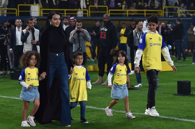Atasan turtle-neck hitam yang dipadu dengan boot-cut jeans menjadi andalannya. Tidak ketinggalan jubah gelap polos berbahan velvet ikut melengkapi gaya perempuan berdarah Argentina-Spanyol itu. (Foto: AFP via Getty Images)