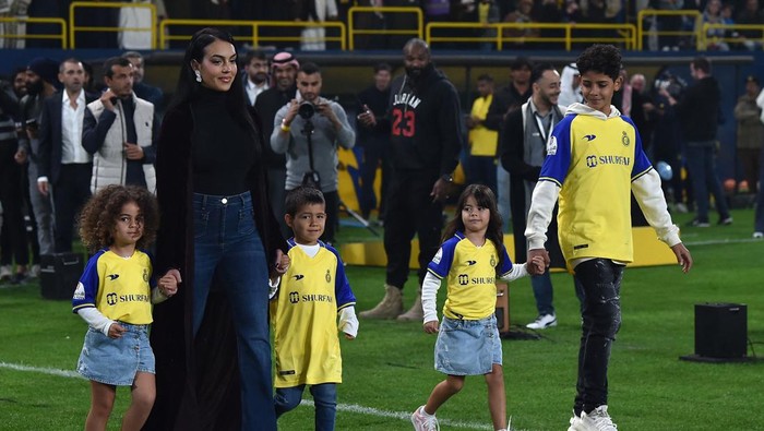 Portuguese footballer Cristiano Ronaldos partner Georgina Rodriguez (2nd-L) walks with Ronaldos children Cristiano Ronaldo Jr (R), Alana Martina (L), Mateo (C) and Eva Maria (2nd-R) to the stage during his unveiling at the Mrsool Park Stadium in the Saudi capital Riyadh on January 3, 2023. (Photo by AFP) (Photo by -/AFP via Getty Images)