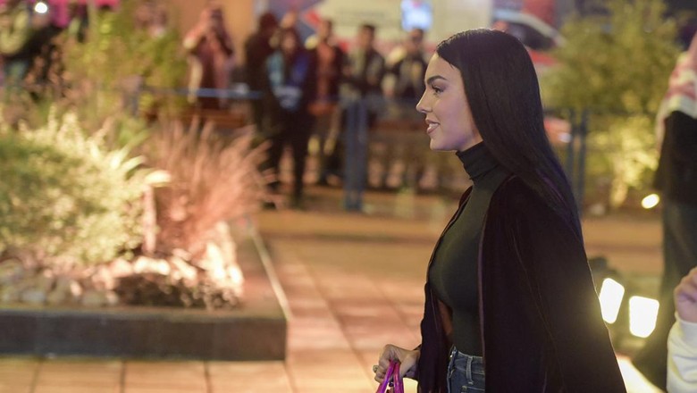Gaya Georgina Rodriguez di Arab Saudi RIYADH, SAUDI ARABIA - JANUARY 03: Georgina Rodriguez arrives at the stadium during the official unveiling of Cristiano Ronaldo as an Al Nassr player at Mrsool Park Stadium on January 3, 2023 in Riyadh, Saudi Arabia. (Photo by Khalid Alhaj/MB Media/Getty Images)