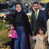 Tas Hermes Birkin berwarna pink juga tak absen dari penampilan Georgina Rodríguez saat tiba di lokasi acara. Sebelumnya dalam perjalanan menuju Riyadh dengan jet pribadi, ia berpose dengan tas Hermes yang berbeda. (Foto: Getty Images/Khalid Alhaj/MB Media)