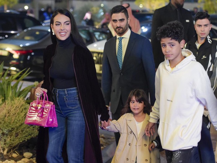 RIYADH, SAUDI ARABIA - JANUARY 03: Georgina Rodriguez and family arrive at the stadium during the official unveiling of Cristiano Ronaldo as an Al Nassr player at Mrsool Park Stadium on January 3, 2023 in Riyadh, Saudi Arabia. (Photo by Khalid Alhaj/MB Media/Getty Images)