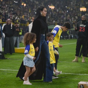 7 Gaya Georgina Rodriguez di Arab saat Penyambutan Ronaldo, Lebih Tertutup