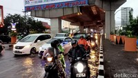 Genangan di Jalan AP Pettarani menyebabkan arus lalu lintas sedikit terhambat. (Foto: Ibrahim Rewa/detikSulsel)