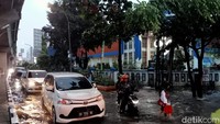 Sejumlah kendaraan yang melintas di genangan Jalan AP Pettarani harus memperlambat laju kendarannya. (Foto: Ibrahim Rewa/detikSulsel)