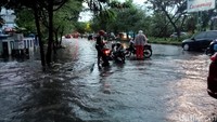 Sejumlah pengendara roda dua tampak berhenti sejenak saat melewati genangan air di Jalan AP Pettarani. (Foto: Ibrahim Rewa/detikSulsel)