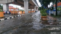 Genangan air di Jalan AP Pettarani merendam sisi kiri jalan, ketinggian air bahkan menutupi trotoar. (Foto: Ibrahim Rewa/detikSulsel)