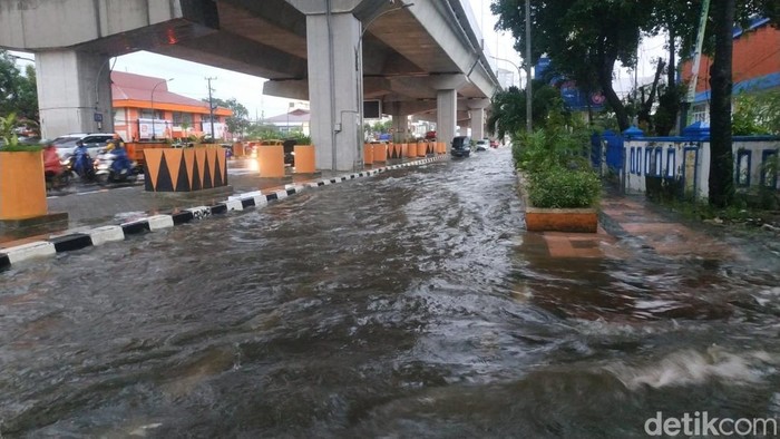 Genangan di Jalan AP Pettarani Sepanjang 3 Km Genangan di Jalan AP Pettarani Sepanjang 3 Km