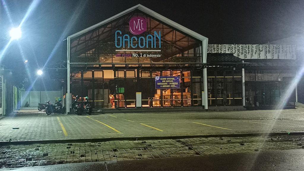 Gerai Mie Gacoan Serpong Tangerang Selatan  sudah tidak tersegel.