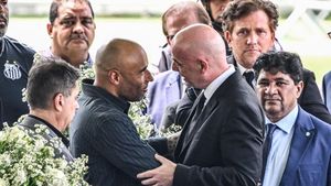 Selfie di Depan Jenazah Pele, Presiden FIFA Dikritik
