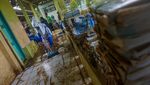 Potret Pelajar di Batang Gotong Royong Bersihkan Sisa Banjir