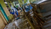 Sekolah melibatkan siswa dan pemadam kebakaran untuk membersihkan lumpur sisa banjir akibat hujan deras yang terjadi pada Sabtu (31/12/2022) dan Senin (2/1/2023) itu. Sekolah melibatkan siswa dan pemadam kebakaran untuk membersihkan lumpur sisa banjir akibat hujan deras yang terjadi pada Sabtu (31/12/2022) dan Senin (2/1/2023) itu.