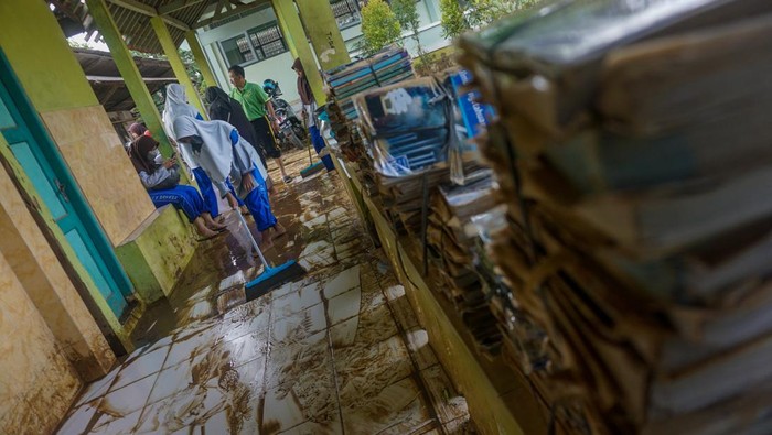 GOTONG ROYONG BERSIH SEKOLAH TERDAMPAK BANJIR Petugas pemadam kebakaran membersihkan lumpur sisa banjir di SMP N 9, Kabupaten Batang, Jawa Tengah, Rabu (4/1/2023). Sekolah melibatkan siswa dan pemadam kebakaran untuk membersihkan lumpur sisa banjir akibat hujan deras yang terjadi pada Sabtu (31/12/2022) dan Senin (2/1/2023) itu. ANTARA FOTO/Harviyan Perdana Putra/rwa.