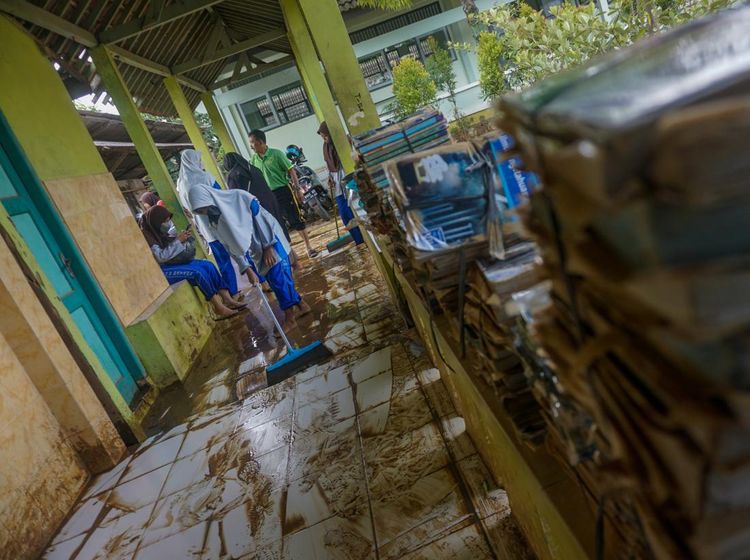Potret Pelajar di Batang Gotong Royong Bersihkan Sisa Banjir