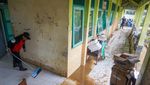 Potret Pelajar di Batang Gotong Royong Bersihkan Sisa Banjir