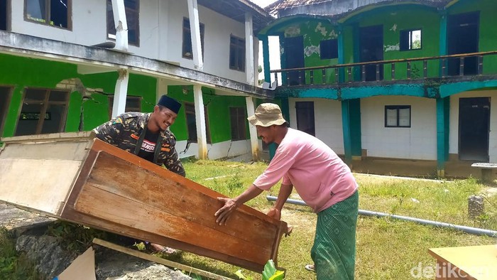 Guru dan wali santri di Sampang gotong royong menyelamatkan aset