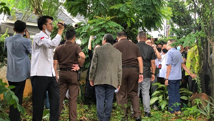 Hakim cek pekarangan rumah dinas Ferdy Sambo (Hanafi-detikcom)
