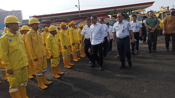 Heru Budi Cek Kesiapan Pasukan Kuning Hadapi Cuaca Ekstrem di Jakarta (Tiara/detikcom)