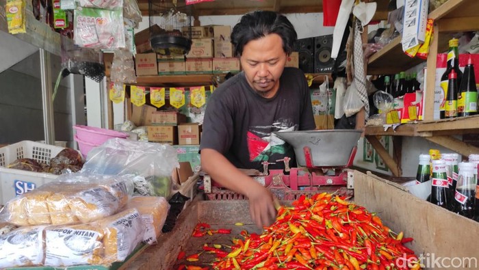 Pedagang di Pasar Legi Kota Blitar menunjukkan cabai rawit yang dijual