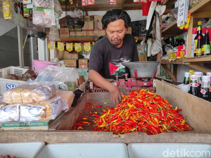 Pedagang di Pasar Legi Kota Blitar menunjukkan cabai rawit yang dijual