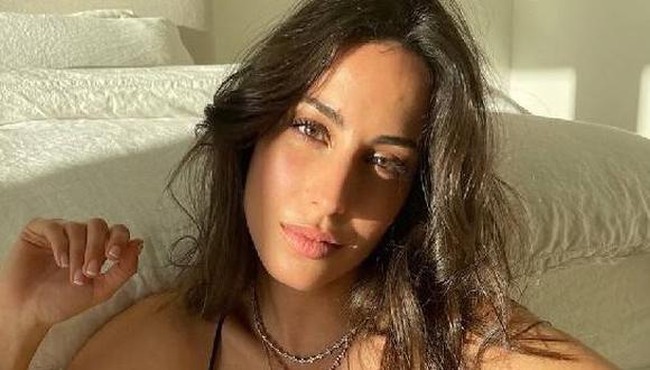 Ines de Ramon dan Brad Pitt memiliki jarak usia yang cukup jauh. Ines berusia 32 dan Pitt baru berulang tahun ke 59. Ines lebih muda 27 tahun dari sang aktor. Foto: Instagram