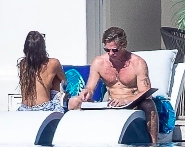 Berada di sisi kolam renang. Ines duduk menghadap Brad Pitt. Dia hanya menutupi area bawahnya dengan kain. Begitu juga dengan Brad Pitt yang tidak mengenakan celana. Foto: dok. Instagram