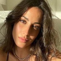 Ines de Ramon dan Brad Pitt memiliki jarak usia yang cukup jauh. Ines berusia 32 dan Pitt baru berulang tahun ke 59. Ines lebih muda 27 tahun dari sang aktor. Foto: Instagram