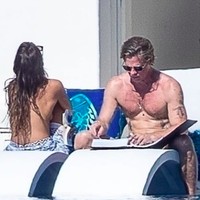 Berada di sisi kolam renang. Ines duduk menghadap Brad Pitt. Dia hanya menutupi area bawahnya dengan kain. Begitu juga dengan Brad Pitt yang tidak mengenakan celana. Foto: dok. Instagram