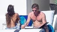 Ines dan Brad Pitt di pinggir kolam renang. Ines asyik menjemur punggungnya, Brad terlihat serius membaca tumpukan kertas. Mungkin skenario film terbaru? (Foto: dok. Instagram) 