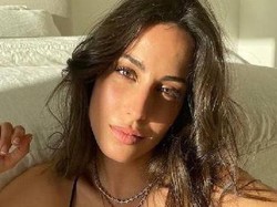 Foto Ines de Ramon, Kekasih Baru Brad Pitt yang Topless Saat Liburan Berdua