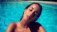 Berenang menjadi salah satu aktivitas olahraga yang diajalaninya untuk menjaga kebugaran. (Foto: Instagram) 