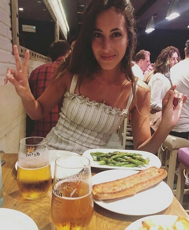 Banyak yang bertanya-tanya sosok Ines de Ramon. Wanita berambut panjang tersebut tidak datang dari kalangan artis. Foto: Instagram