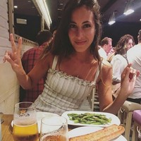 Banyak yang bertanya-tanya sosok Ines de Ramon. Wanita berambut panjang tersebut tidak datang dari kalangan artis. Foto: Instagram