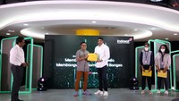 President Director & Chief Executive Officer (CEO) Indosat Ooredoo Hutchison (IOH) Vikram Sinha (kanan) bersama CEO Twimbit Manoj Menon (kiri) menyerahkan buku Empowering Indonesia Report 2023 : Memberdayakan Indonesia, Membangun Ekonomi Digital Bangsa kepasa perwakilan wartawan saat acara 365 hari pasca merger IOH di Jakarta, Rabu (4/1).