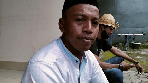 Zainal (42) paman FS (19) saat menunggu hasil otopsi di RS Bhayangkara, Mataram, Nusa Tenggara Barat, Rabu (4/1/2023).