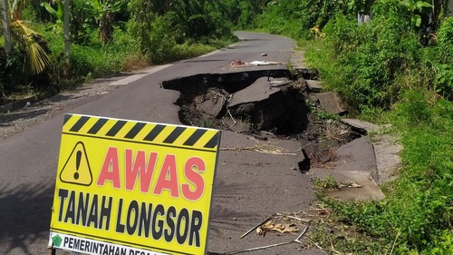 Kondisi jalan amblas di Desa Kaliakah, Kecamatan Negara, Kabupaten Jembrana, Rabu (4/1/2023).