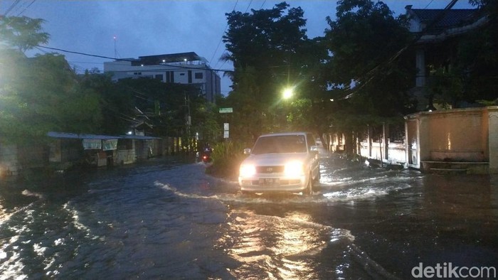 Jalan AP Pettarani Tergenang Sepanjang 3 Km Jalan AP Pettarani Tergenang Sepanjang 3 Km