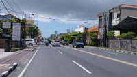 Jalan Buluh Indah yang biasanya sering dilintasi bus dan truk besar juga terlihat longgar. Foto: Nuranda Indrajaya/detikBali