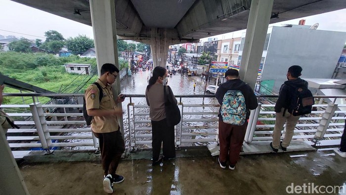 Jalan dekat Seskoal Jaksel banjir