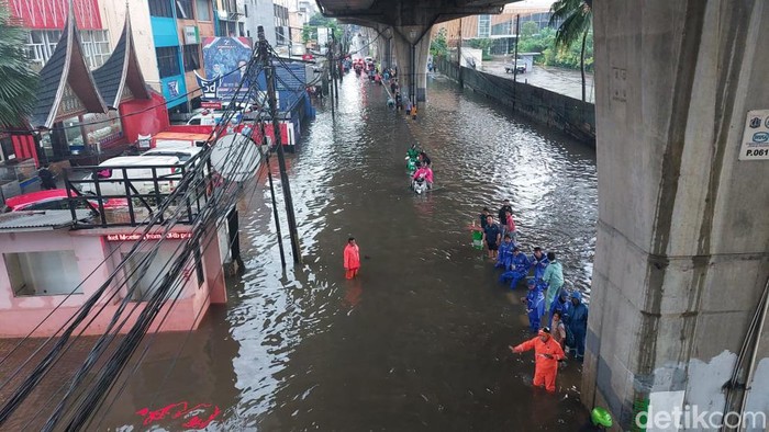 Jalan Dekat Seskoal Jaksel Banjir.